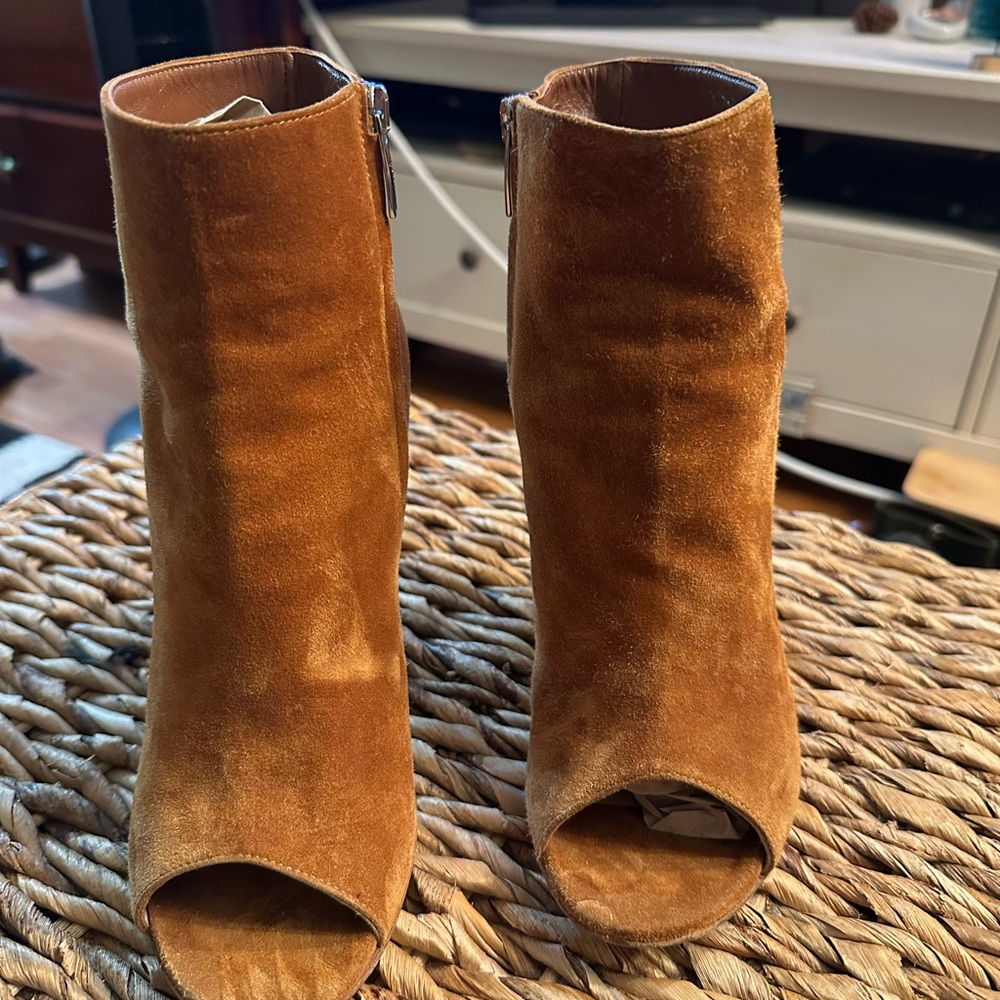 Gianvito Rossi Tan Suede Ankle Booties ~ Great condition.  Size 39 - Picture 3 of 10